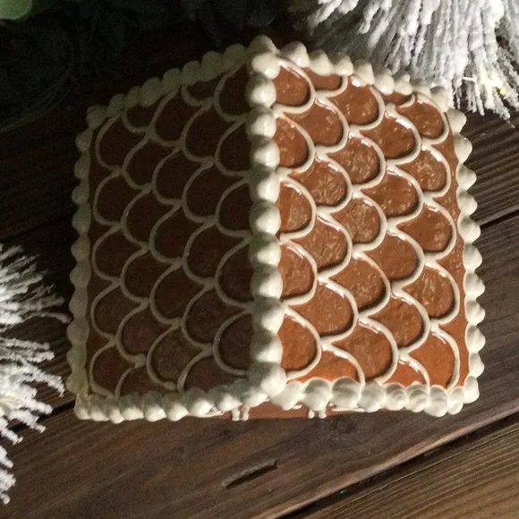 Pottery Barn Whimsical Lidded Holiday Gingerbread House Stoneware Cookie Jar BN - Picture 11 of 16